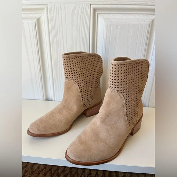 Kaanas Warsaw Perforated Suede Leather Ankle Bootie in Camel Size 6 - Picture 1 of 6